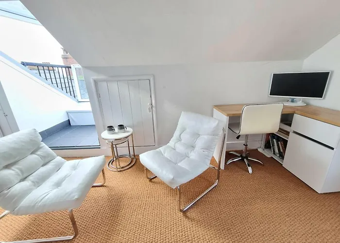 West Hill Retreat Seaview Balcony Chic Loft Studio & Free Parking