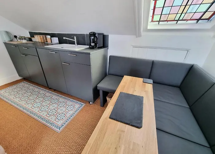 West Hill Retreat Seaview Balcony Chic Loft Studio & Free Parking
