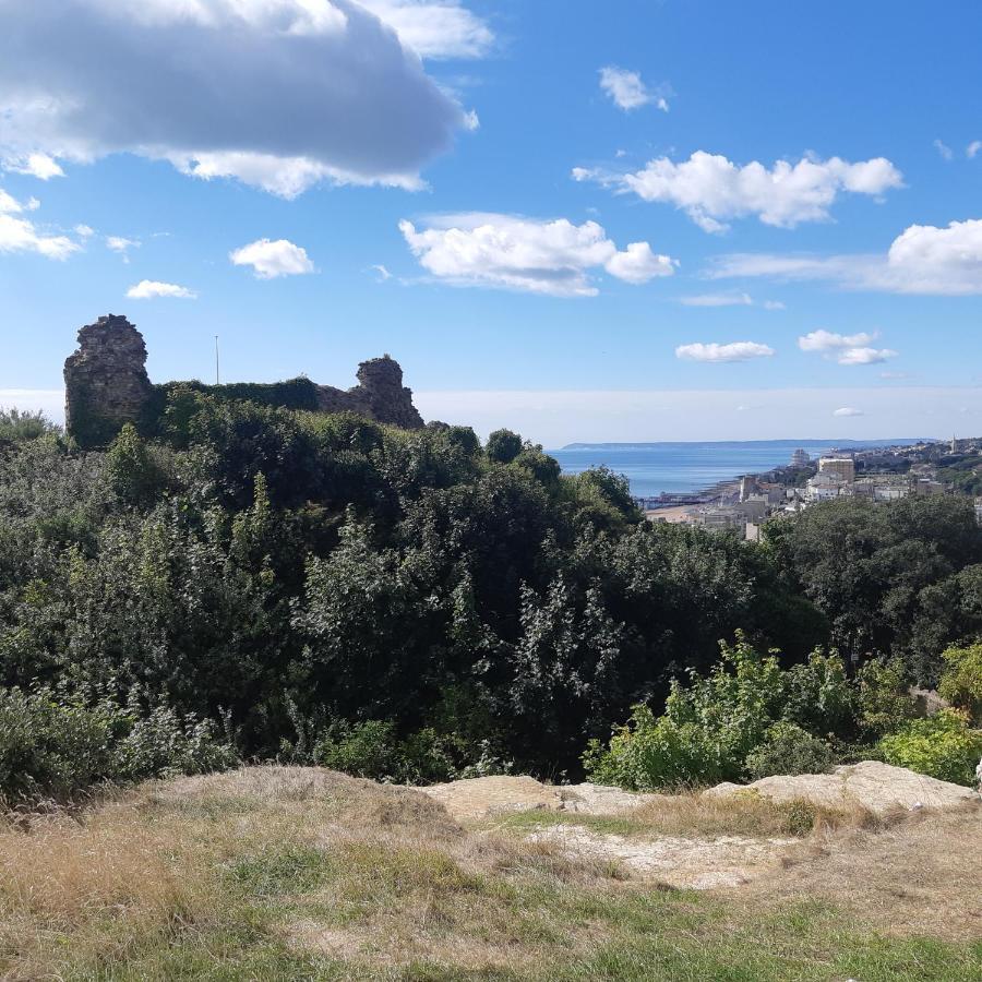 West Hill Retreat Seaview Balcony Chic Loft Studio & Free Parking