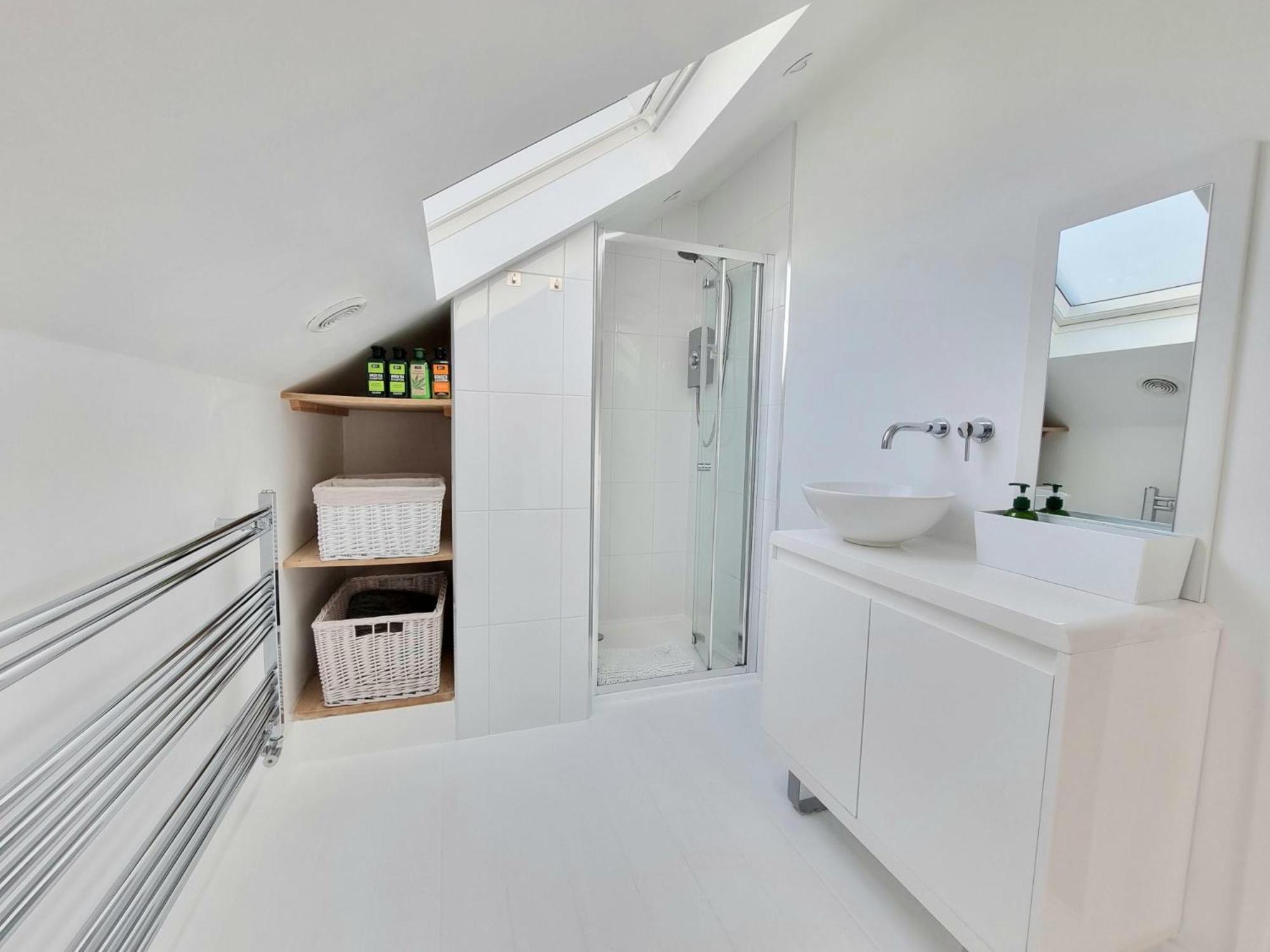 West Hill Retreat Seaview Balcony Chic Loft Studio & Free Parking * Hastings