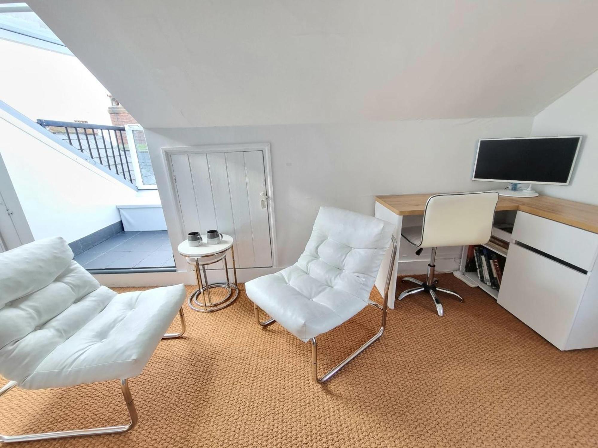 West Hill Retreat Seaview Balcony Chic Loft Studio & Free Parking *