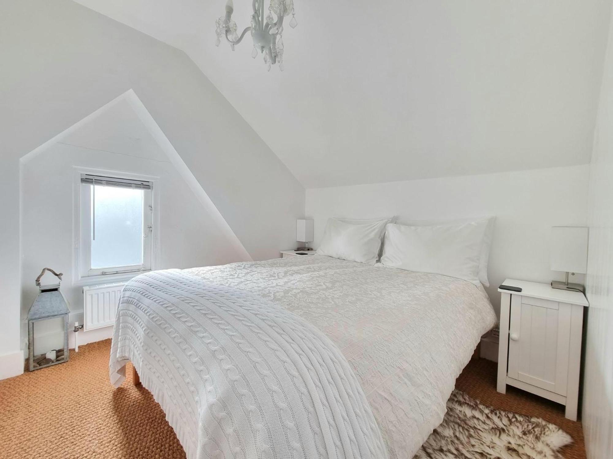 West Hill Retreat Seaview Balcony Chic Loft Studio & Free Parking Apartment *