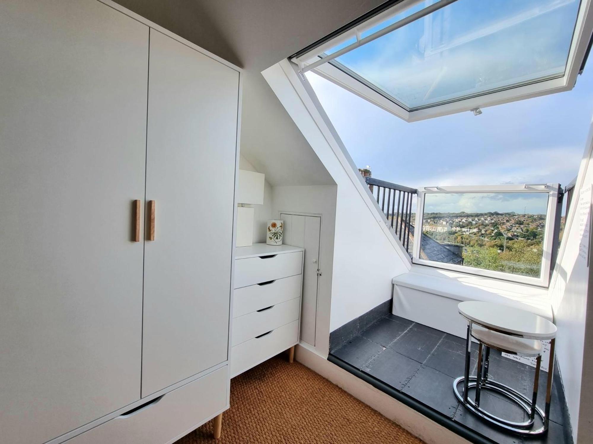 West Hill Retreat Seaview Balcony Chic Loft Studio & Free Parking *