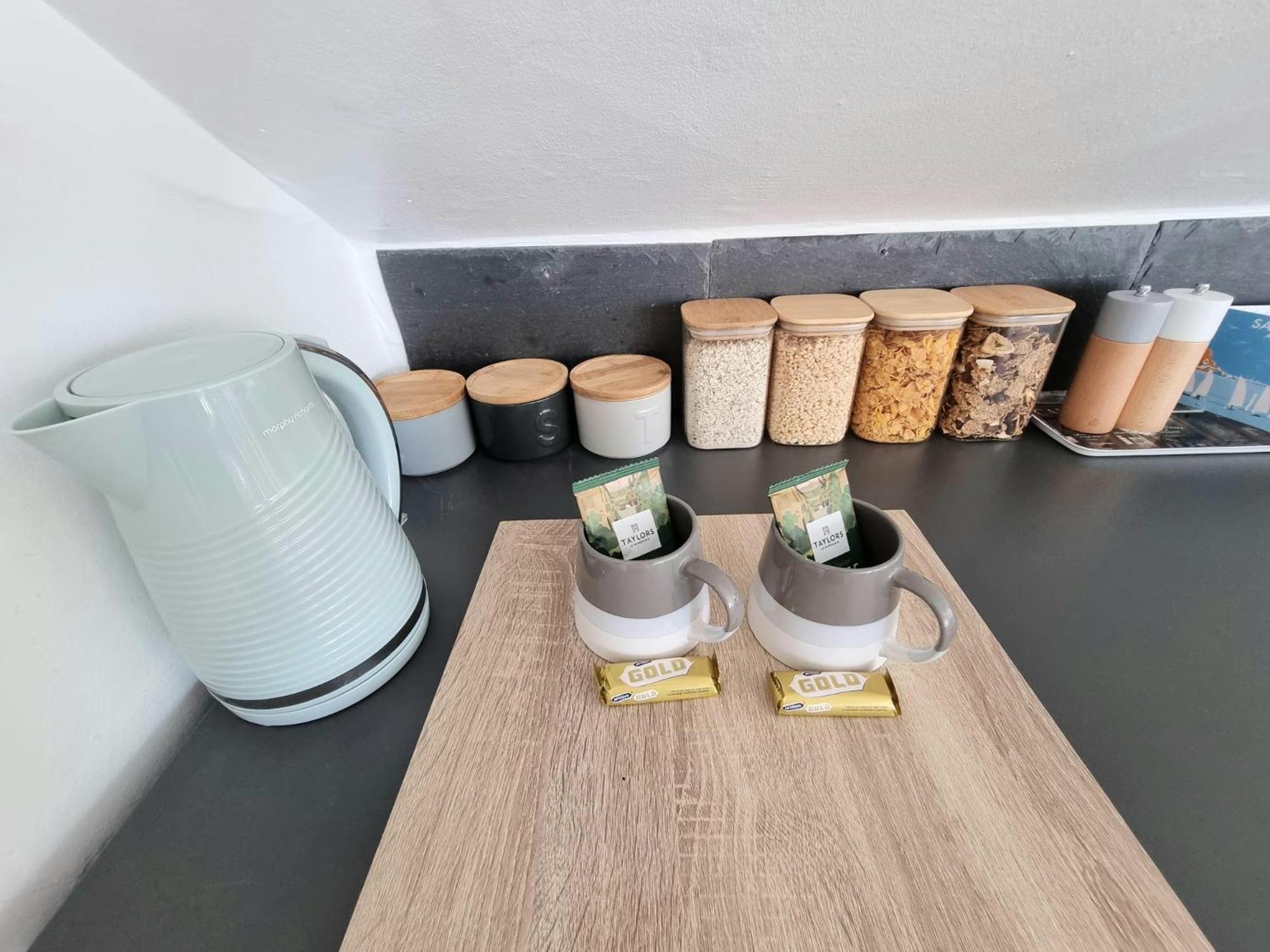 West Hill Retreat Seaview Balcony Chic Loft Studio & Free Parking Apartment