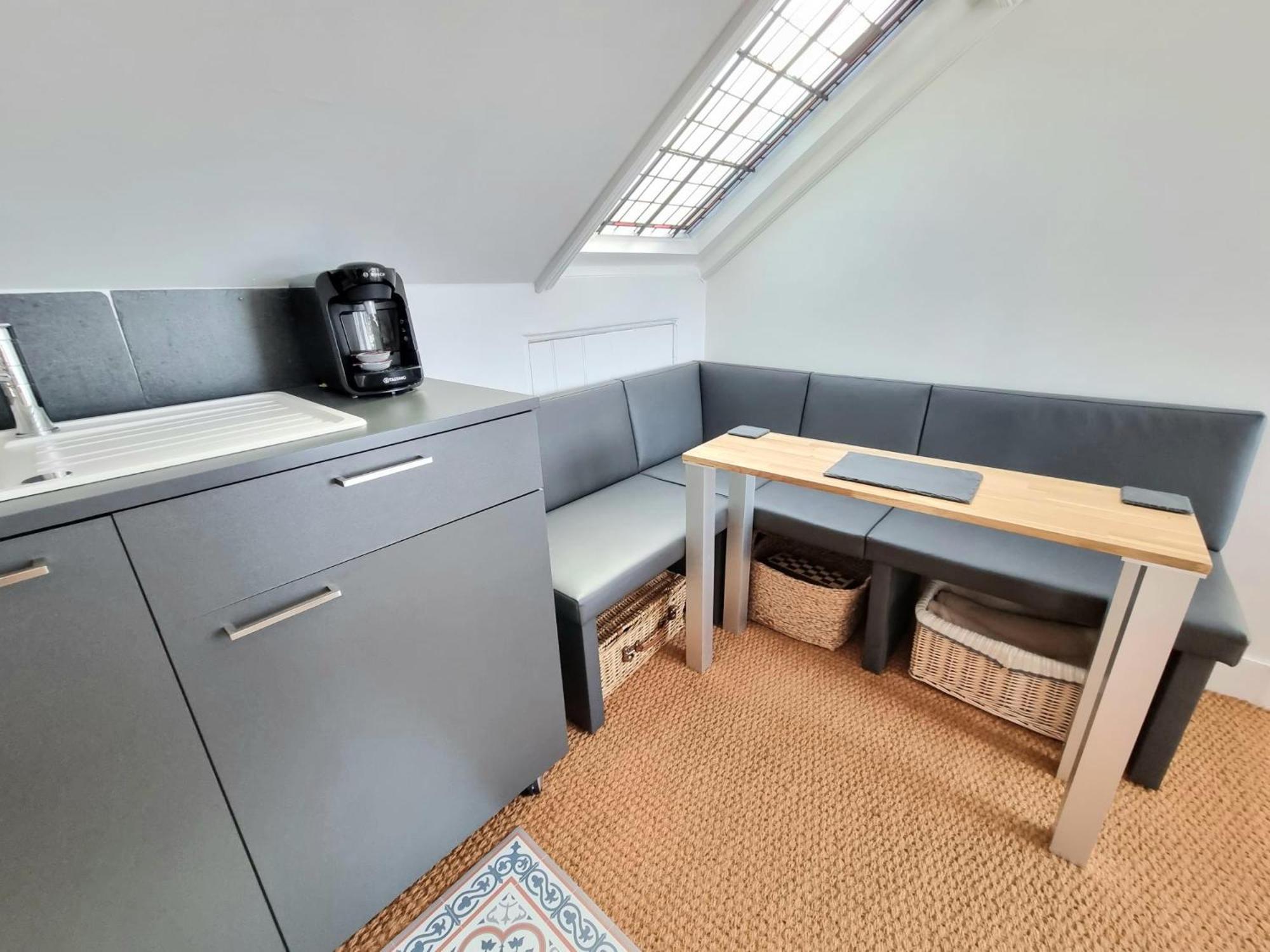 West Hill Retreat Seaview Balcony Chic Loft Studio & Free Parking