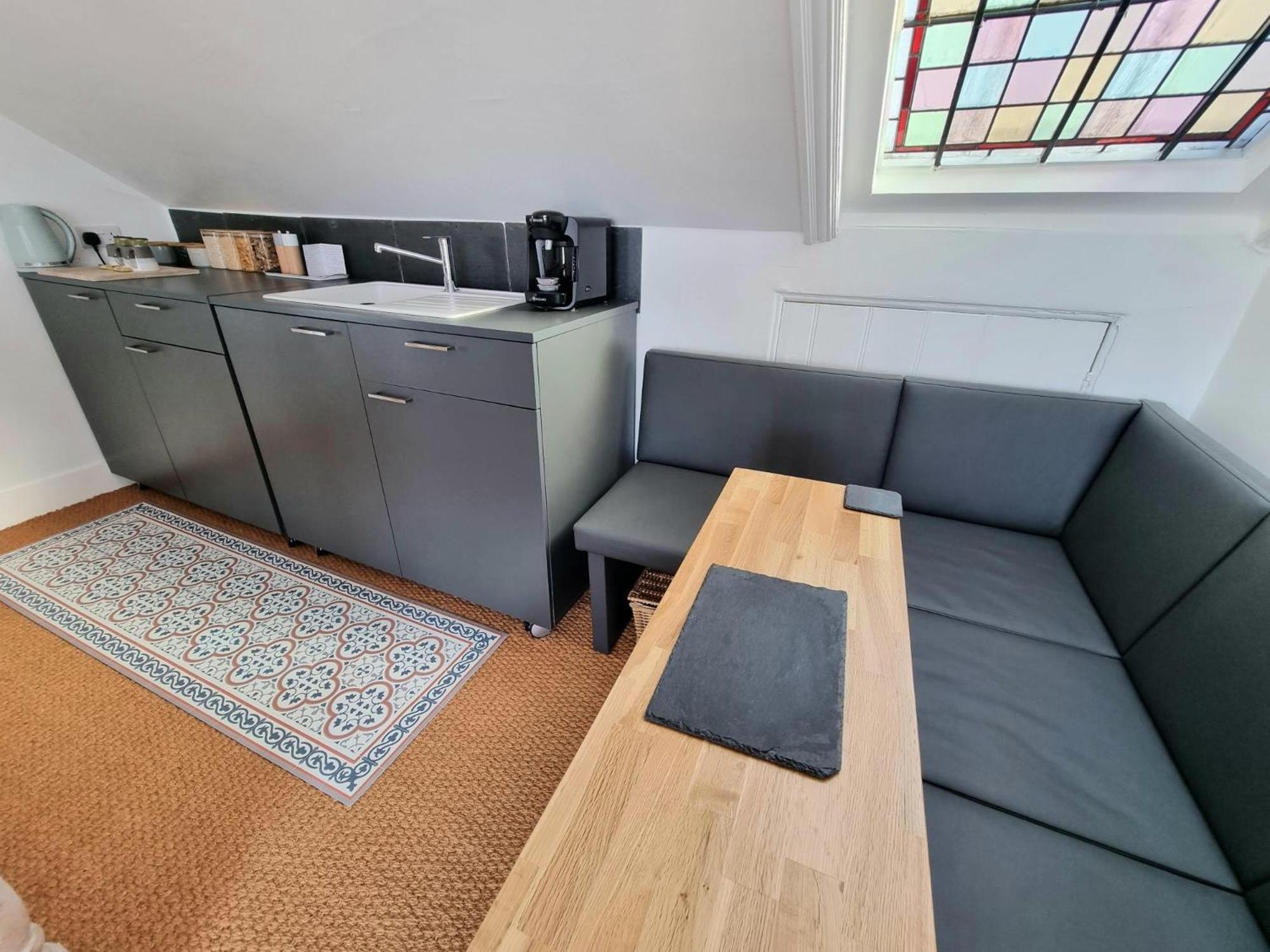 West Hill Retreat Seaview Balcony Chic Loft Studio & Free Parking *