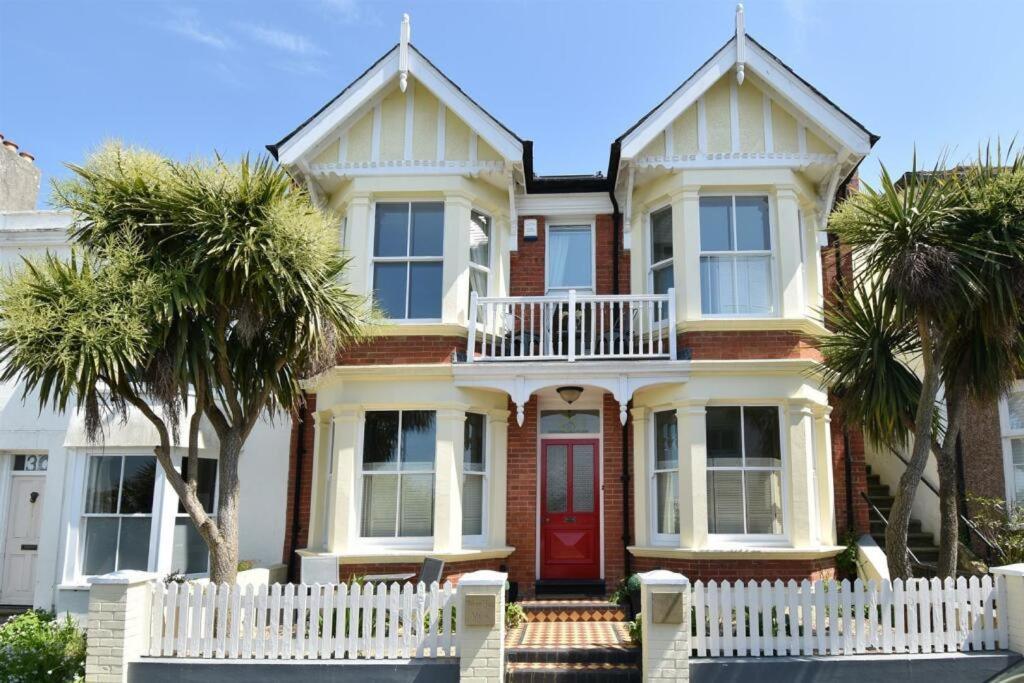 West Hill Retreat Seaview Balcony Chic Loft Studio & Free Parking Apartment